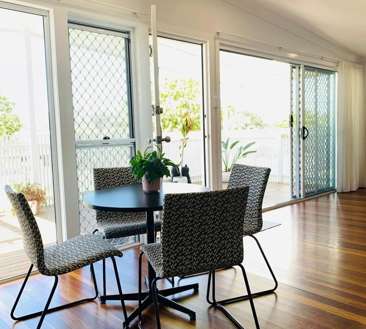 Peaceful Cottage-Style Home - Walk To Boondall Station - 12 Mins To Airport! Brisbane Nyaraló